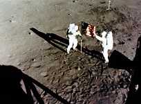 Armstrong og Aldrin
ordner flaget